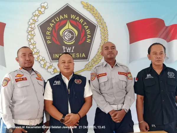 Wali Kota Bekasi Tinjau Pembangunan Polder Air Sepanjang Jaya 1 Menyikapi beredarnya video viral di media sosial yang menarasikan dugaan pemukulan dan perampasan ponsel oleh petugas Dinas Perhubungan (Dishub) Kota Bekasi terhadap seorang sopir truk pengangkut barang, Persatuan Wartawan Indonesia (PWI) Bekasi Raya bergerak cepat dengan memfasilitasi pertemuan klarifikasi di Kantor PWI Bekasi Raya, Selasa (21/10/2025).