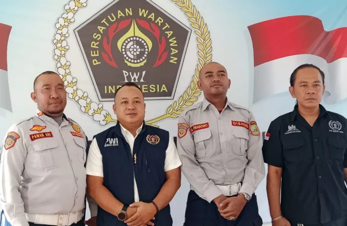 Nyaru Jadi Tukang Paket, Dua Pencuri Ini Kuras Isi rumah di Jati Makmur Bekasi 4 Menyikapi beredarnya video viral di media sosial yang menarasikan dugaan pemukulan dan perampasan ponsel oleh petugas Dinas Perhubungan (Dishub) Kota Bekasi terhadap seorang sopir truk pengangkut barang, Persatuan Wartawan Indonesia (PWI) Bekasi Raya bergerak cepat dengan memfasilitasi pertemuan klarifikasi di Kantor PWI Bekasi Raya, Selasa (21/10/2025).