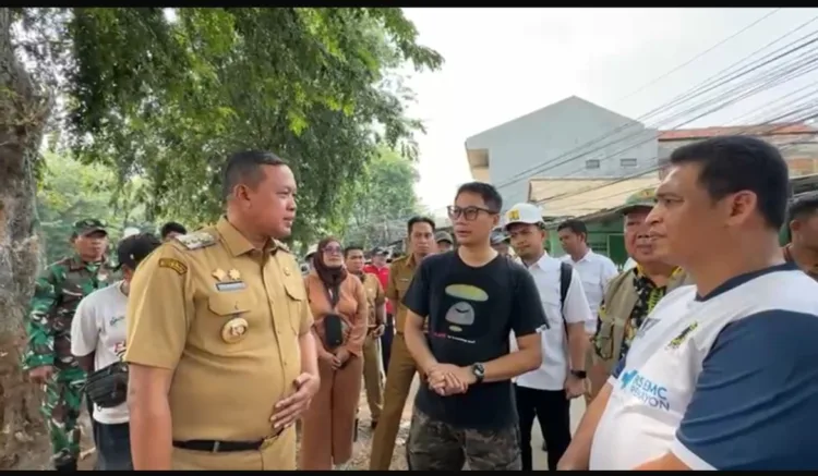 Jual Obat Aborsi secara Bebas di Medsos, Seorang Bidan dan IRT di Bekasi Masuk Bui 1 Wali Kota Bekasi, Tri Adhianto, meninjau langsung proyek revitalisasi dan normalisasi bantaran Sungai Kayuringin, Bekasi Selatan, yang saat ini tengah dikerjakan. Dalam kunjungan tersebut, Tri didampingi Plt. Kepala Dinas Bina Marga dan Sumber Daya Air (BMSDA) Kota Bekasi, Idi Sutanto, serta perwakilan dari Balai Sungai Wilayah Ciliwung Cisadane (BSWCC).
