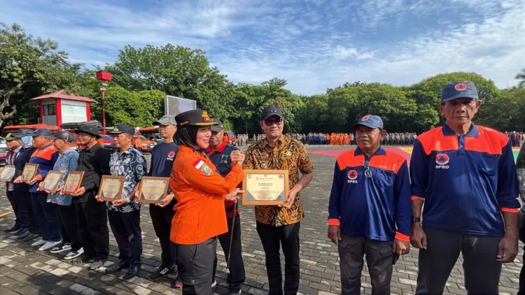 Ahmad Murodi Dorong Pembentukan Satgas Anti-Bullying di Sekolah Kota Bekasi 1 Pemerintah Kota Bekasi bersama Badan Nasional Pencarian dan Pertolongan (BASARNAS) melalui Kantor Pencarian dan Pertolongan Kelas A Jakarta menggelar Apel Kesiapsiagaan dan Latihan SAR Gabungan Tahun 2025. Kamis (23/10/2025).