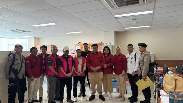 Ini Alasan Herkos-Sholihin Pilih Deklarasi di Alun-alun Kota Bekasi Minggu Besok 1 Kejaksaan Negeri (Kejari) Kota Bekasi resmi melimpahkan perkara dugaan tindak pidana korupsi dalam kegiatan belanja pengadaan alat olahraga penunjang masyarakat pada Dinas Kepemudaan dan Olahraga (Dispora) Kota Bekasi Tahun Anggaran 2023 ke Pengadilan Tindak Pidana Korupsi (Tipikor) Bandung, Rabu (22/10/2025).