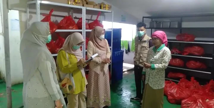 Kepala Puskesmas Bojong Rawalumbu, drg. Krisadariyani Ratnawati, melakukan monitoring terhadap kegiatan Satuan Pelayanan Pemenuhan Gizi (SPPG) yang berlokasi di RT 06 RW 02, Kelurahan Bojong Rawalumbu, Kecamatan Rawalumbu,