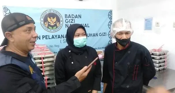 Pelaku Percobaan Pembunuhan di Babelan Ditangkap Polisi 1 Satuan Pelayanan Pemenuhan Gizi (SPPG) yang berlokasi di Jalan Setia Blok Puntung, RT 06 RW 02, Kelurahan Bojong Rawalumbu, Kecamatan Rawalumbu, Kota Bekasi, menyalurkan sebanyak 3.700 porsi Makanan Bergizi (MBG) kepada 10 sekolah penerima manfaat di wilayah Kecamatan Rawalumbu, pada Jumat (24/10/2025).