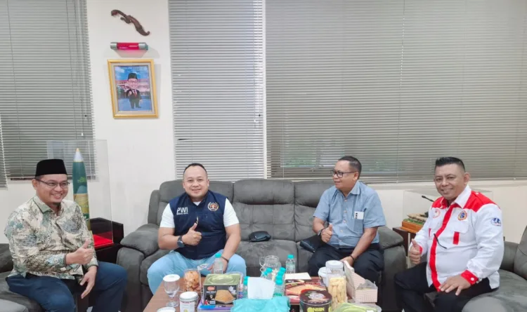 Terkait Dugaan Ustadz di Bekasi Cabuli 6 Santri, Orang Tua Sempat Laporan ke Pihak Desa 1 Persatuan Wartawan Indonesia (PWI) Bekasi Raya, Ade Muksin, S.H., bersama Ketua Umum Lembaga Anti Korupsi Indonesia (LAKI), Burhanudin Abdullah, S.H., melakukan audiensi dengan Ketua DPRD Kota Bekasi, Dr. Sardi Effendi, S.Pd., M.M., di ruang kerja Ketua DPRD, Jumat (24/10/2025).