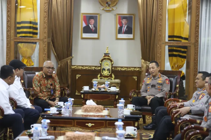 Kepala Kepolisian Negara Republik Indonesia (Kapolri) Jenderal Polisi Listyo Sigit Prabowo menerima audiensi Pengurus Persatuan Wartawan Indonesia (PWI) Pusat di Mabes Polri, Jalan Trunojoyo, Jakarta, Senin (27/10/2025).