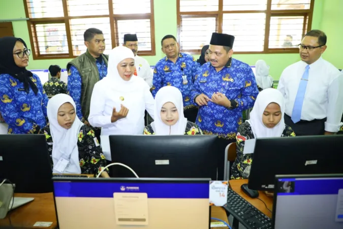 Gubernur Jawa Timur Khofifah Indar Parawansa meninjau langsung pelaksanaan gladi bersih Tes Kompetensi Akademik (TKA) di SMAN 1 Pandaan, Kabupaten Pasuruan. Kunjungan tersebut dilakukan untuk memastikan seluruh aspek teknis dan nonteknis berjalan baik menjelang pelaksanaan TKA serentak pada 3 November mendatang.