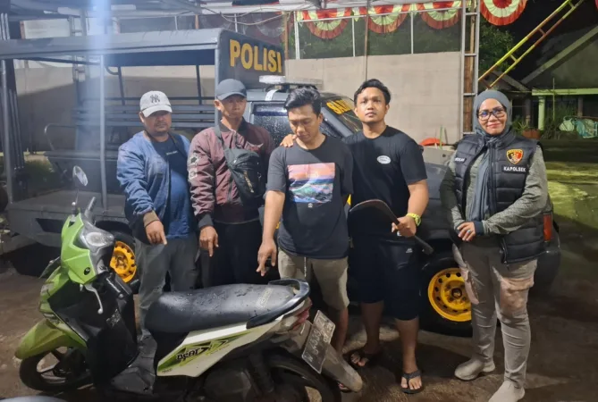 Unit Reskrim Polsek Lumbang Polres Pasuruan mengamankan seorang pria yang kedapatan membawa senjata tajam jenis clurit tanpa izin. Penangkapan terjadi di jalan sepi kawasan Dusun Ketondo, Desa Karangjati, Kecamatan Lumbang, Kabupaten Pasuruan, pada Senin (27/10/2025) malam.