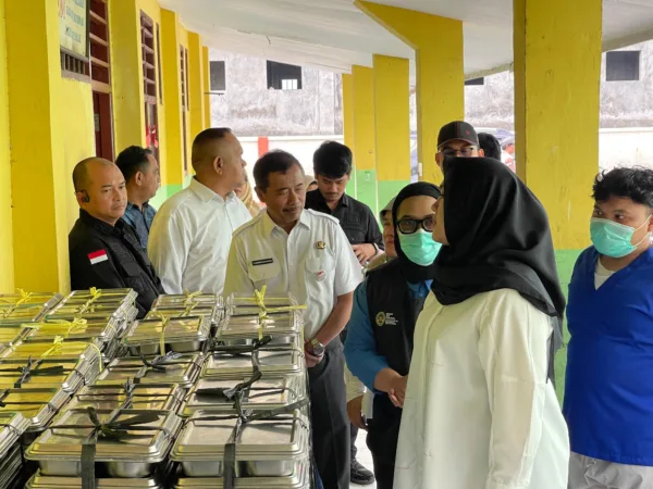 Warga Bekasi Selatan Digegerkan Penemuan Mayat Laki-laki di Rumah Kontrakan 1 Dalam upaya memastikan kualitas dan keberlanjutan Program Makanan Bergizi (MBG) bagi para siswa, Kepala Dinas Pendidikan (Kadisdik) Kota Bekasi bersama Kepala Kejaksaan Negeri (Kajari) dan Kepala Dinas Ketahanan Pangan, Pertanian, dan Perikanan (Kadis Ketapangtanikan) melakukan monitoring ke sejumlah sekolah pada Rabu (29/10/2025).