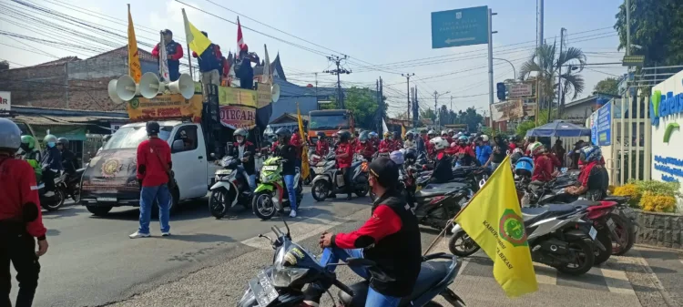 Ratusan buruh dari berbagai serikat pekerja di wilayah Bantar Gebang menggelar aksi unjuk rasa menuju Kantor Pemerintah Kota (Pemkot) Bekasi, Kamis (30/10/2025).