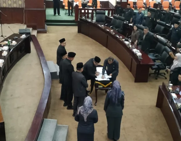 Dewan Perwakilan Rakyat Daerah (DPRD) Kota Bekasi resmi menyepakati Kebijakan Umum Anggaran dan Prioritas Plafon Anggaran Sementara (KUA-PPAS) Anggaran Pendapatan dan Belanja Daerah (APBD) Tahun Anggaran 2026 dalam rapat paripurna yang digelar pada Kamis (30/10/2025).