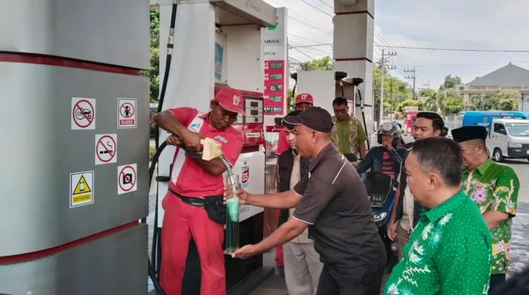 Menanggapi laporan masyarakat terkait dugaan menurunnya kualitas bahan bakar jenis Pertalite di beberapa Stasiun Pengisian Bahan Bakar Umum (SPBU), Polres Pasuruan bersama Dinas Perindustrian dan Perdagangan (Disperindag) Kabupaten Pasuruan menggelar inspeksi mendadak (sidak) di dua lokasi.