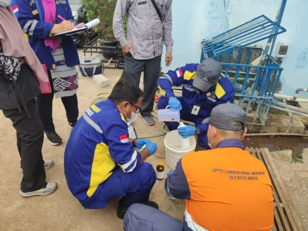 Dinas Lingkungan Hidup (DLH) Kota Bekasi bergerak cepat menindaklanjuti laporan masyarakat terkait dugaan pencemaran lingkungan di wilayah Kelurahan Bojong Menteng, Kecamatan Rawalumbu, Kamis (30/10/2025).