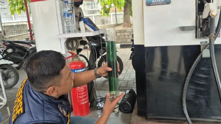 Polisi saat cek kualitas BBM di SPBU (BM)