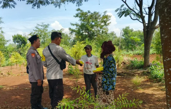 Polsek Lumbang Polres Pasuruan bagikan ratusan nasi kota yang bertajuk Jumat Berkah, pada Jumat (31/10/2025). Dalam kegiatan ini, anggota Polsek turun langsung ke masyarakat hingga ke ladang.