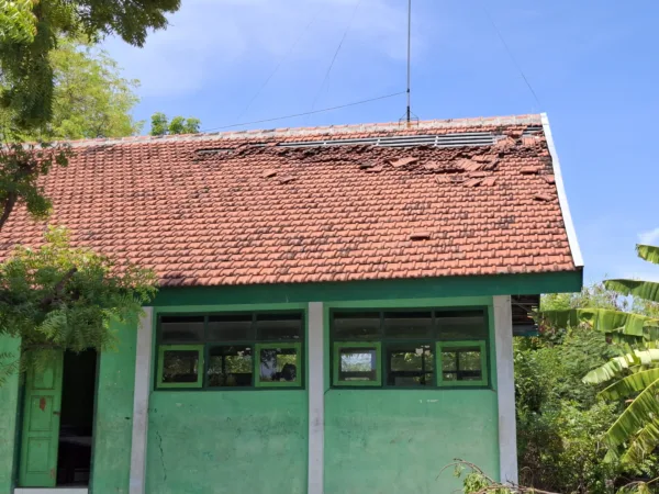 Hujan disertai angin kencang melanda Dusun Semongkrong, Desa Pasinan, Kecamatan Lekok, Kabupaten Pasuruan, pada Kamis (30/10/2025) sore. Dalam peristiwa tersebut, tujuh bangunan dilaporkan mengalami kerusakan, terdiri dari enam rumah warga dan satu gedung Sekolah Dasar (SD).