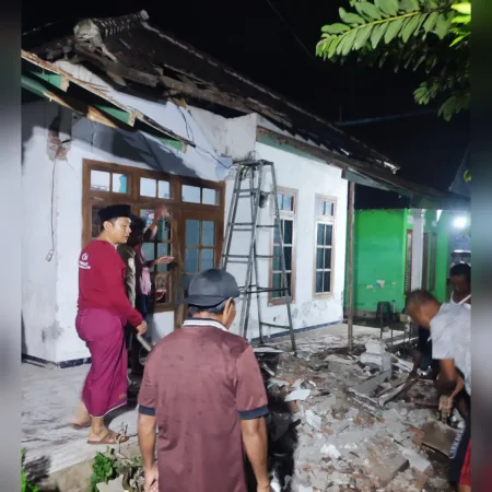 Warga, Tetangga korban bersama Pemdes Lajuk Bersihkan puing puing teras abruk (BM)