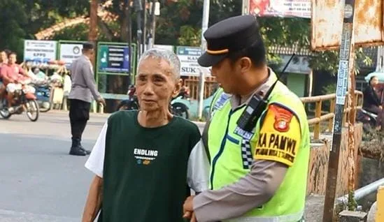 Ratusan Pelajar di Jakarta Barat Ikuti Sosialisasi Penerimaan Anggota Polri 1 Nyasar Ratusan Kilometer, Kakek 80 Tahun dari Surabaya Ditemukan Linglung di Bekasi