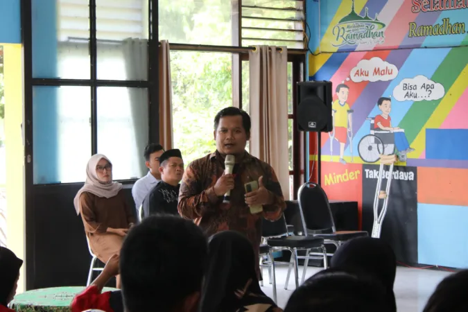 Cegah JUDOL, Kepala Keamanan Lapas Pasuruan Razia Ponsel Anggota Jaga 1 M Rois saat memyampaikan Sosiasialisasi (BM)