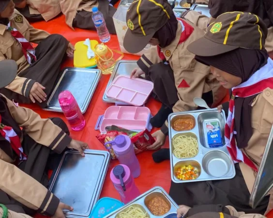 Oknum Pegawai SPPG Dikabarkan Cekik Wartawan Saat Liputan MBG di Pasar Rebo 1 20 Siswa SD di Jakarta Timur Tumbang Usai Santap Menu Makan Bergizi Gratis