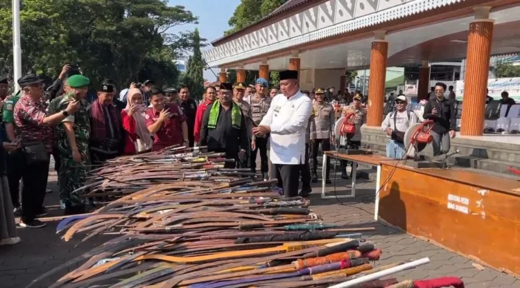 Bekasi Siap Bangun Pembangkit Listrik Tenaga Sampah, Dapat Lampu Hijau dari Pemerintah Pusat 1 Polres Metro Bekasi Kota Musnahkan Ratusan Senjata Tajam Hasil Sitaan Tawuran dan Begal