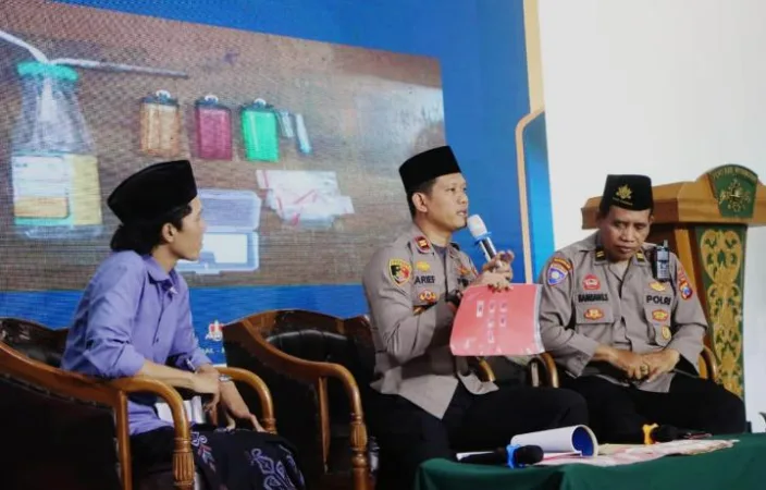 Belum Kapok! Dua Residivis Curanmor di Pasuruan Kembali Beraksi, Polisi Hadiahi Timah Panas 1 Peringati Hari Santri, Polisi Ajak Santri Jadi Pelopor Keutuhan Umat dan Perangi Narkoba