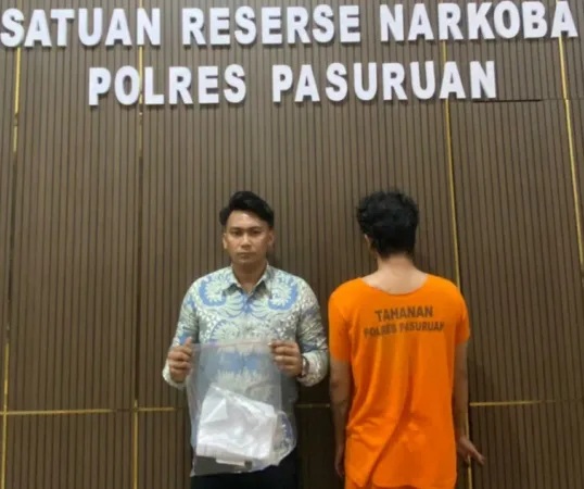 Kejari Pasuruan Musnahkan Barang Bukti Narkoba dan Ratusan Ribu Batang Rokok Ilegal 1 Pelaku dan barang bukti diamankan polisi (kasat)