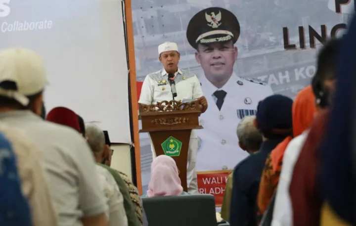 Tahukah Anda Berapa Gaji RT dan RW di Bekasi Dibandingkan dengan Beberapa Daerah di Indonesia ?, Berikut Rinciannya 7 Tri Adhianto Tegaskan Dana Hibah Rp 100 Juta per RW Bekasi Didampingi Kejaksaan