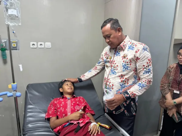 Botram di SMP Negeri 4 Setu, Kepsek: Kegiatan Botram Berdampak Positif untuk Dunia Pendidikan 1 Wali Kota Bekasi Jenguk Siswa Keracunan MBG, Tri: Pemkot Tanggung Penuh Biaya Perawatan