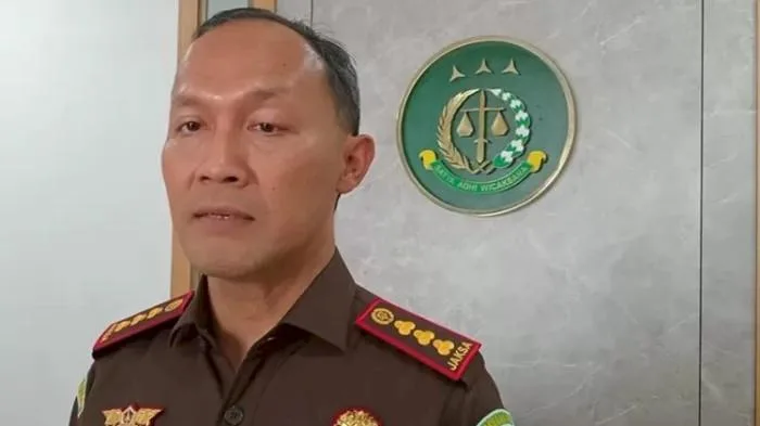 Cak Munir Dianugerahi Lencana Kehormatan Oleh Gubernur Jawa Timur 1 Kejagung Copot Kajari Jakarta Barat, Hendri Antoro Dinilai Lalai Awasi Anak Buah