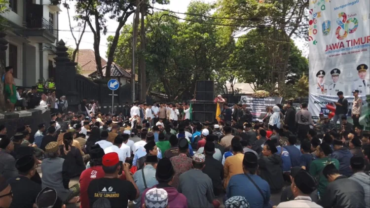 Kapolda Papua Kerahkan Satgas Operasi Damai Cartenz untuk Tangkap Pelaku Kekerasan Bersenjata di Yalimo 1 Ratusan Santri Geruduk Balai Kota Malang, Tuntut Trans7 Cabut Program Xpose Uncensored