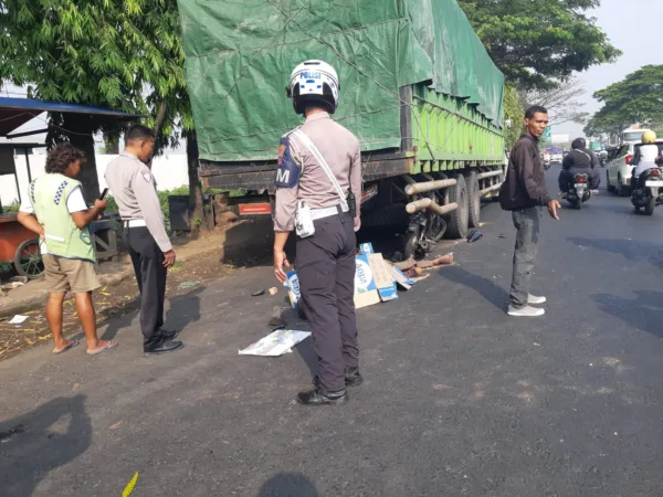 Kondisi pengendara motor usai tabrak parkir di lajur kiri (BM)