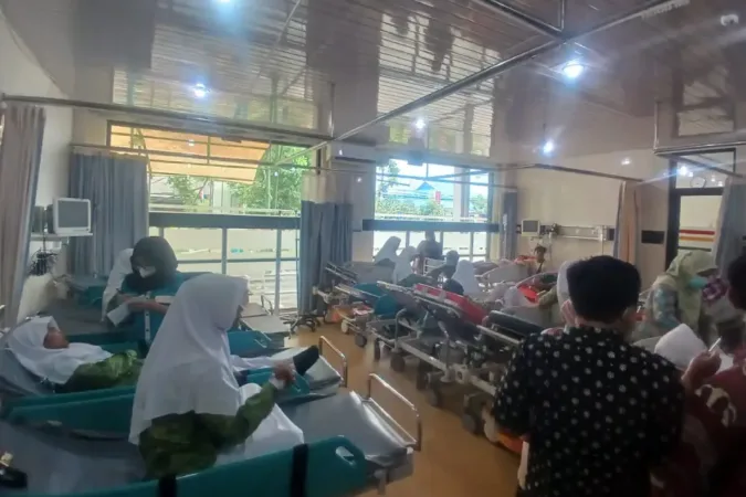 Dua Pekerja Kebersihan Tewas Terjatuh dari Gondola di Pakuwon Mall Bekasi 1 Diduga Keracunan Menu MBG, Belasan Siswa MTs Al Khalifah di Malang Dilarikan ke RS