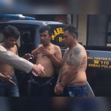 Laga AKD Cup 2025 di Tosari Ricuh Hingga Fasilitas Dibakar Suporter, Polisi Akan Menindak Tegas 1 Tiga Terduga Pelaku pencurian motor di KUA Prigen (istimewa)
