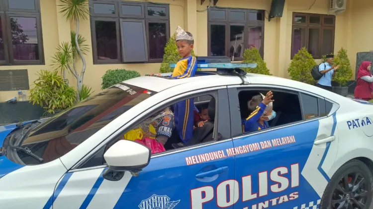 Siswa - Siswi TK keliling di polres Pasuruan (BM)