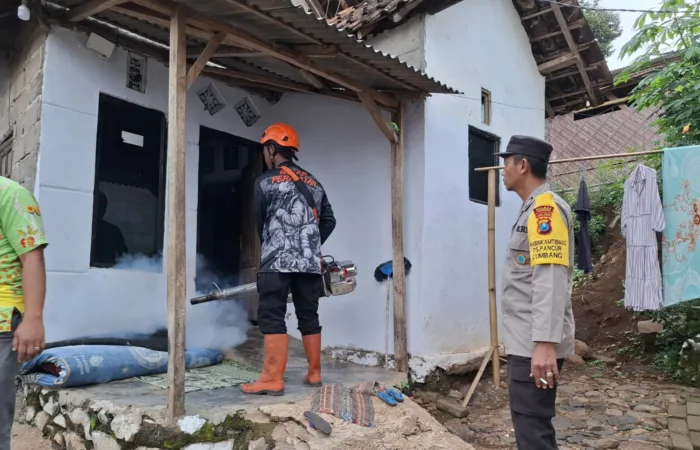 Lonjakan Kasus Chikungunya, Polsek Lumbang Dampingi Fogging di Permukiman Warga