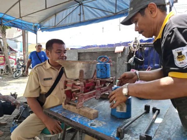 Disperindag Kabupaten Pasuruan Pastikan Akurasi Timbangan Melalui Tera Rutin di Pasar Winongan