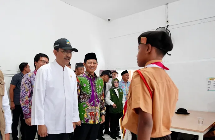 Gus Ipul ajak Ngobrol Siswa SRMP 28 Kota Pasuruan (BM)
