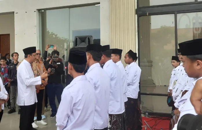 Gus Ipul Menteri Sosial disambut sholawatan oleh Siswa SR (BM)