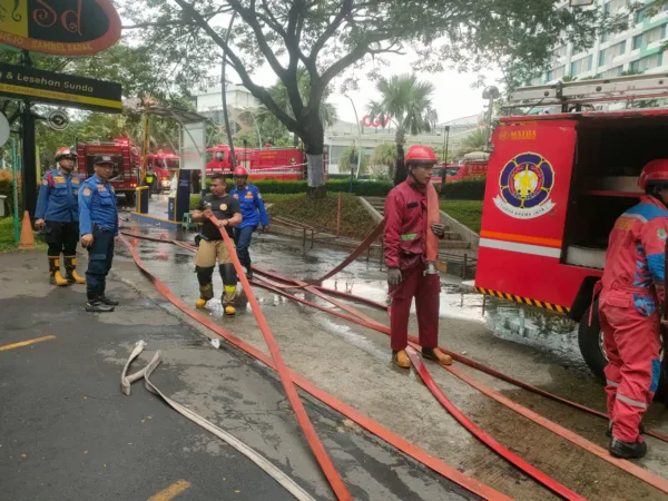 500 Lansia Ramaikan Kriyaan Perdana, Pemkot Bekasi Dorong Lansia Smart dan Produktif 1 Kebakaran melanda Restoran Sambel Hejo Sambel Dadak (SH SD) di Jalan Chandrabaga, RT 007 RW 022, Kelurahan Pekayon, Kecamatan Bekasi Selatan, pada Minggu (2/11/2025) siang.