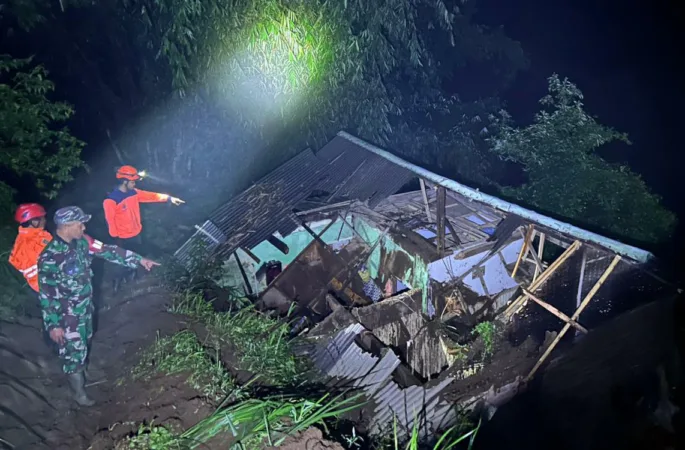 Gelar Apel Siaga Bencana, BPBD Kabupaten Pasuruan Himbau Warga Saat Hujan Deras 1 Hujan deras yang mengguyur wilayah Kecamatan Tutur, Kabupaten Pasuruan, pada Sabtu (1/11/2025) malam memicu terjadinya tanah longsor di Dusun Taman, Desa Kayukebek. Satu rumah warga rusak total dan tujuh orang mengalami luka-luka akibat tertimpa material longsoran.