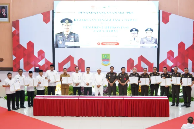 Gedung Swatantra Wibawa Mukti, Komplek Perkantoran Pemerintah Kabupaten Bekasi, menjadi saksi terjalinnya sinergi antara Kejaksaan dengan Pemerintah Daerah se-Jawa Barat dalam rangka persiapan penerapan Undang-Undang Nomor 1 Tahun 2023 tentang Kitab Undang-Undang Hukum Pidana (KUHP), Selasa (4/11/2025).