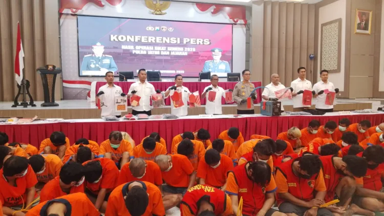 Polisi saat menunjukkan barang bukti dan ribuan tersangka (BM)