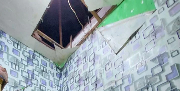 Suara ledakan keras diduga berasal dari bahan peledak rakitan atau bondet mengguncang Desa Sapulante, Kecamatan Pasrepan, Kabupaten Pasuruan, pada Kamis (6/11/2025) dini hari. Akibatnya, rumah kosong milik warga bernama Siti Sumailah mengalami kerusakan di bagian atap dan asbes.