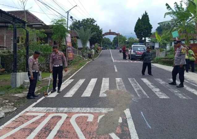 Naas menimpa seorang siswi SMK di Pasuruan yang hendak Prakter Kerja Lapangan (PKL), alami kecelakaan lalu lintas di Dusun Cowek, Desa Jatiarjo, Kecamatan Prigen, Pasuruan pada Kamis (06/11/2025) pagi. Akibat kejadian itu, korban meninggal dunia di TKP.