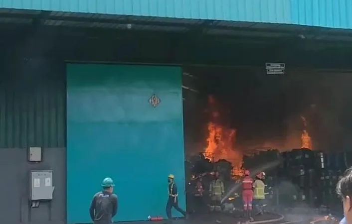 Kolaborasi AALF dan Alumni BEM Nusantara Didorong Perkuat Pemberdayaan Sosial Berbasis Hukum 2 Kebakaran melanda sebuah pabrik pengolah limbah di kawasan Jaya 65, Jalan Pangkalan 2 No.4 RT 01/RW 03, Kelurahan Sumur Batu, Kecamatan Bantargebang, Kota Bekasi, pada Jumat (7/11/2025) siang.