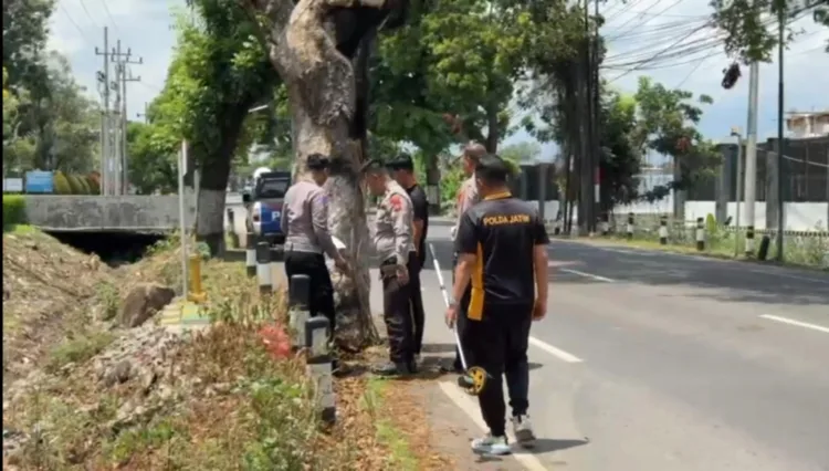 Diduga kurang konsentrasi atau mengantuk, Seorang pengendara motor di Jalan Raya Pasuruan Malang tepat nya di Desa Sambisirah, Kecamatan Wonorejo, Pasuruan menabrak pembatasan jalan serta pohon. Akibat kejadian itu, satu meninggal dunia dan satu luka ringan.
