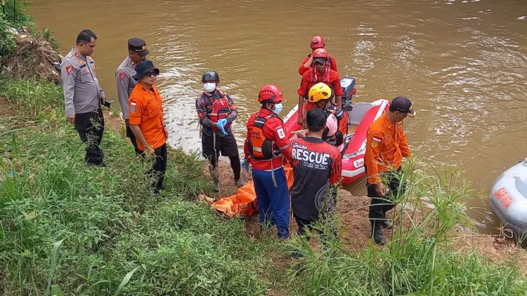 Pemkab Bekasi Raih Tiga Penghargaan Tingkat Provinsi di Bidang Pemberdayaan Perempuan 3 Tim SAR gabungan berhasil menemukan satu dari dua anak yang dilaporkan tenggelam di aliran Kali Cikeas, Perumahan Nusapala, Kelurahan Jatiluhur, Kecamatan Jatiasih, Kota Bekasi, pada Jumat (7/11/2025) sore. Peristiwa ini menimpa lima anak yang sedang bermain di sekitar sungai sekitar pukul 14.00 WIB.