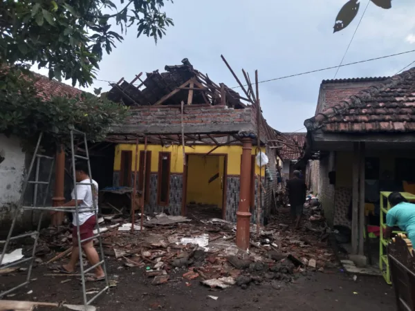 Kondisi rumah warga usai diterjang angin Kencang (BM)