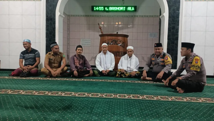 Kapolsek Grati saat melakukan patroli barokah bersama takmir masjid (hms)