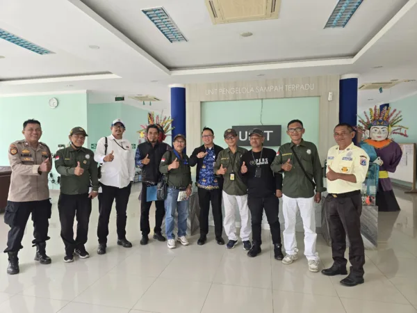 Pihak Unit Pengelola Sampah Terpadu (UPST) Dinas Lingkungan Hidup (DLH) DKI Jakarta memberikan klarifikasi terkait pemberitaan mengenai surat yang diduga aspal (asli tapi palsu) tentang pengalihan jalur keluar truk sampah milik Pemprov DKI Jakarta melalui Jalan Raya Pangkalan 2.
